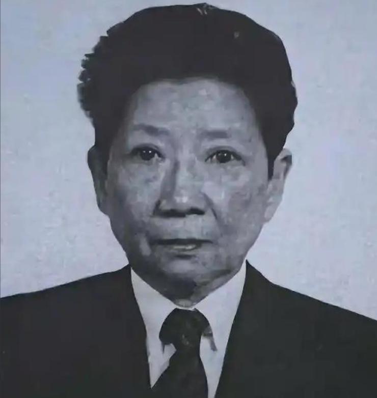 1994年，孔令伟去世，其姐孔令仪为她脱去男装，换上旗袍，画上淡妆，随后低头啜