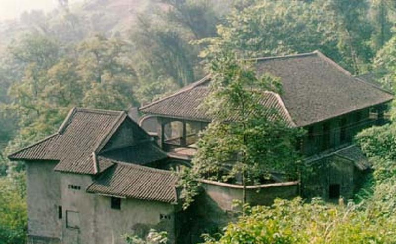 2007年初，重庆歌乐山上原本关押革命志士的渣滓洞监狱旧址被山洪卷过，某些地方遭