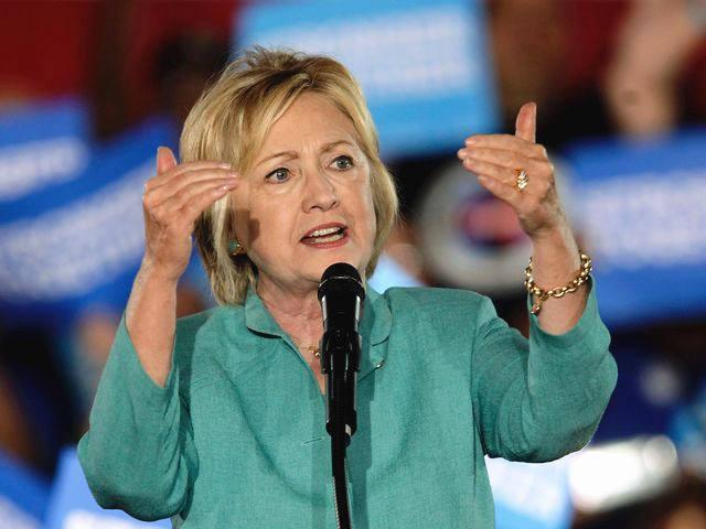 就在刚刚，希拉里彻底掀了桌子！她隔空对着共和党众议院主席詹姆斯·科默发出了决斗邀