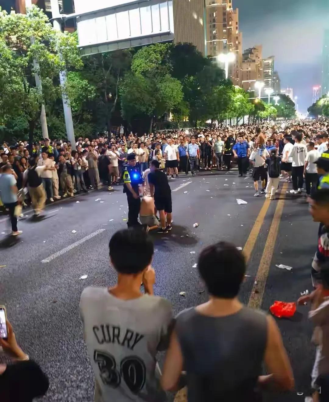 乌龙版见义勇为，男子因有纹身并大吼被多人无辜一顿暴打！事发10月1日，南昌红谷滩