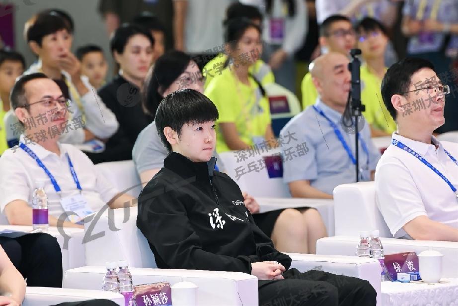 深圳大学锁定莎莎小蘑菇，期待更多圆脸妹哈哈这边莎莎和小蘑菇空降深圳参加深圳大学