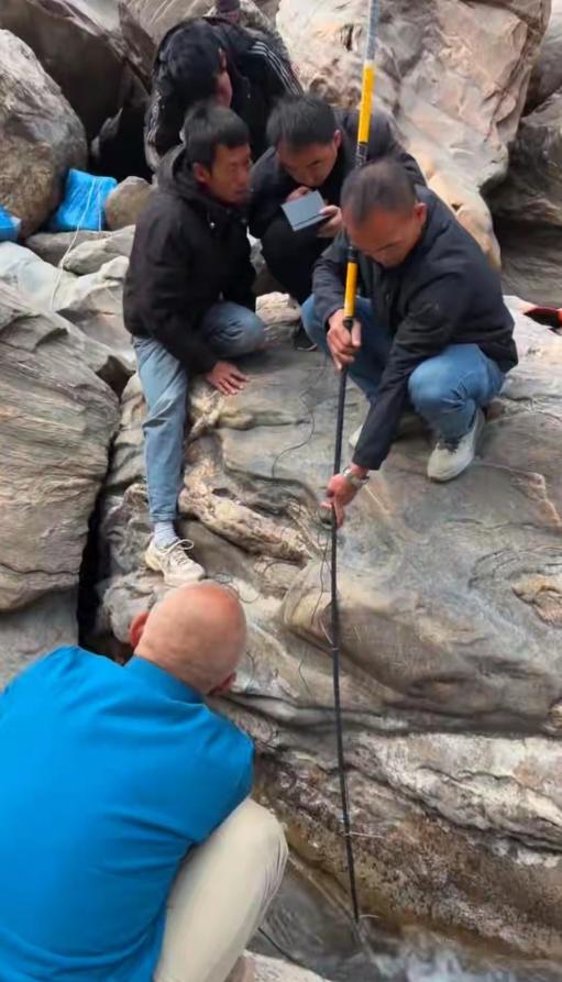 心疼！虎跳峡落水男子遗体找到了，家属却含泪放弃：不是不想带你回家，是真的捞不起来