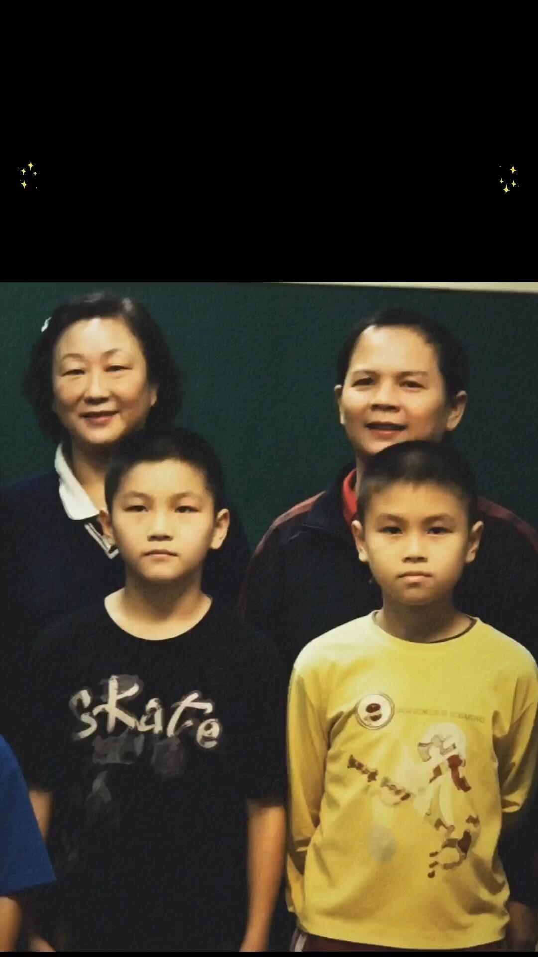 两个严肃的小孩脸，真的好让人敬佩，小小的年纪一身正气，会不会想到20年后的自己很