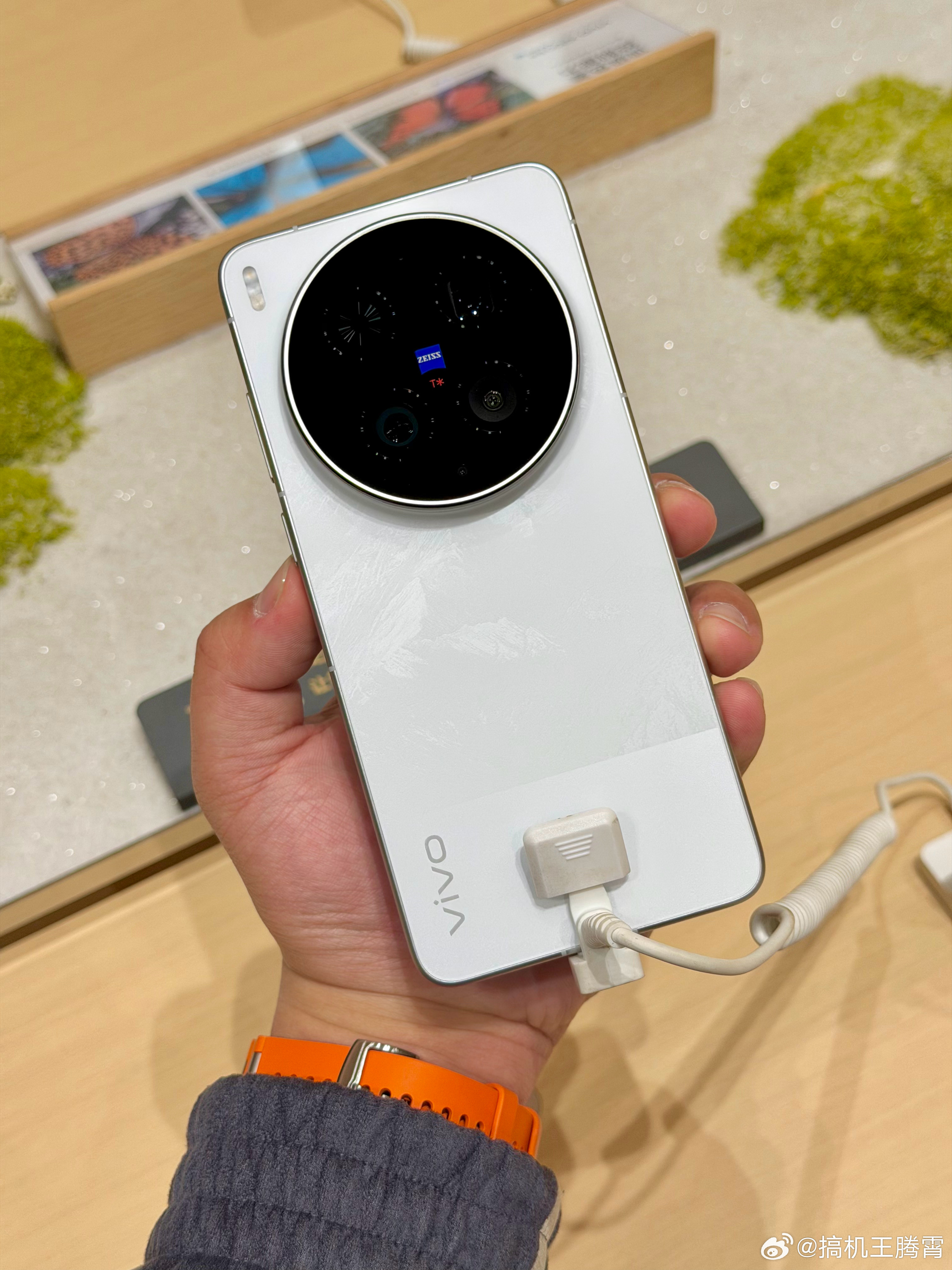 朋友们，蓝厂线下门店已经把vivoX300Ultra真机摆上了，替你们看了下