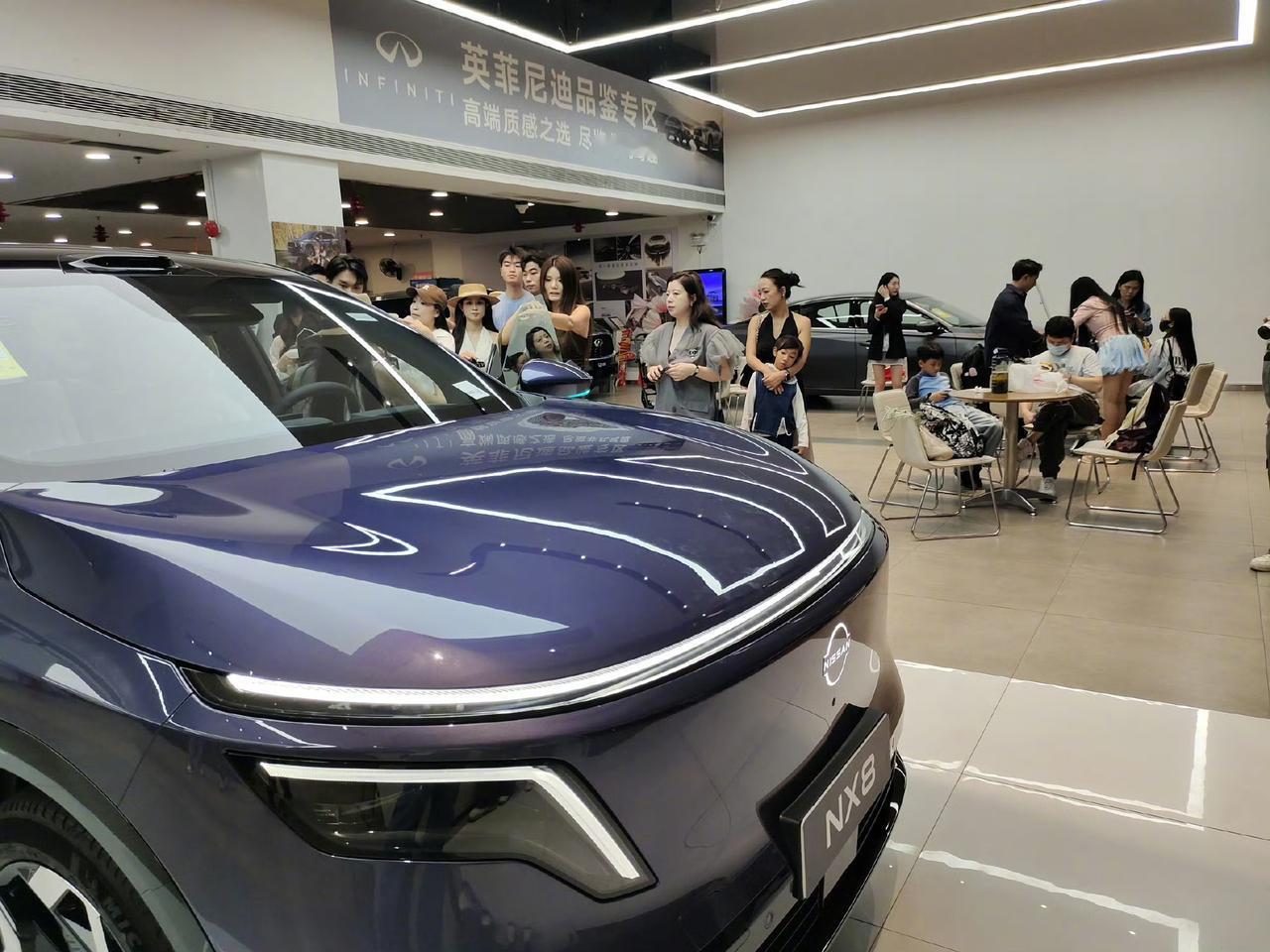 趁周五带家人去看车，专门试驾了纯电版的东风日产NX8。当爸妈的买车，安全和省心永