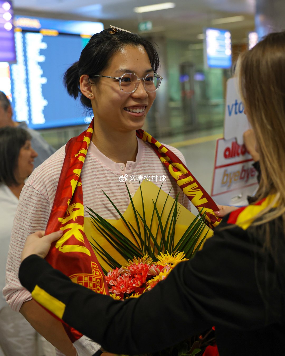中国女排主攻庄宇珊抵达土耳其戈兹泰佩女排俱乐部并与队友开始合练。#清松带你看排球##庄宇珊#​