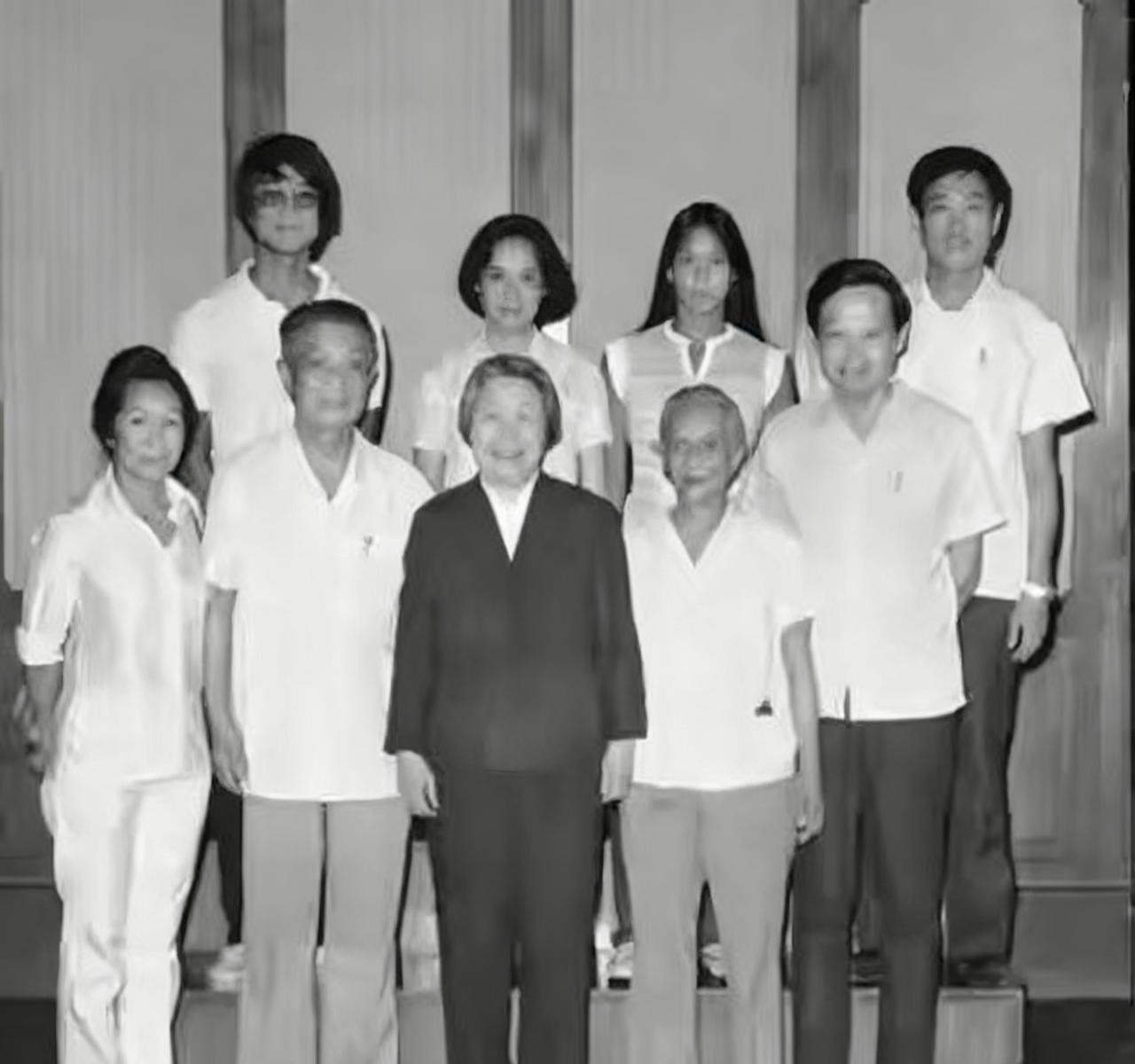 “杜夫人，恭喜啊，你的女婿杨振宁博士获得了诺贝尔奖，你该去美国看看他呀。”宋美龄