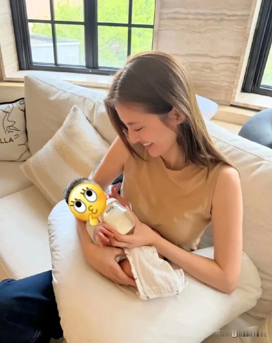 吴千语晒照，自己抱着小baby的照片，一脸的喜爱。当然这肯定不是她自己的孩子，更