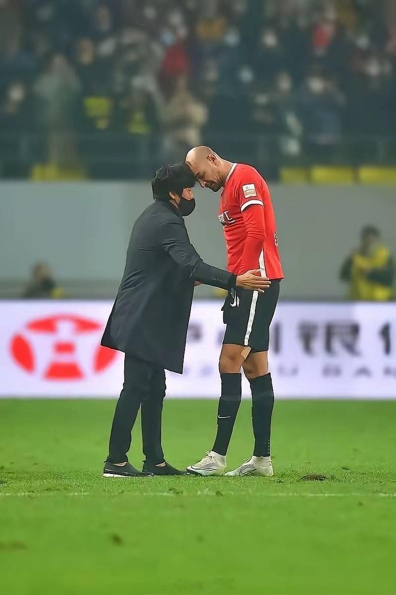 时光荏苒，2025年的蓉城已非昔日模样。徐正源、周队、提莫的离开，仿佛带走了球队