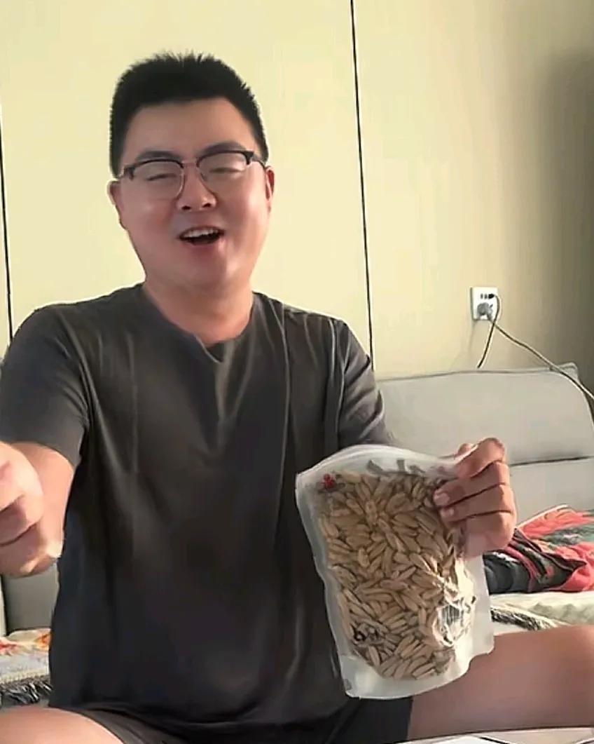 田静今天发视频卖瓜子，视频主角是郭威！郭威夸张的动作，使劲地撕开了瓜子袋子，就