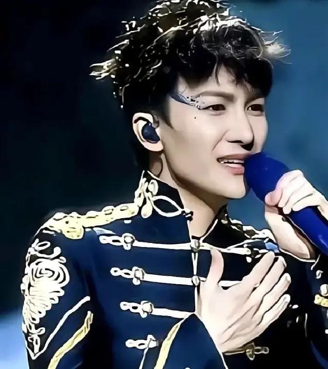 周深在红磡开唱，刘德华张学友双双送花篮。当晚他连飙高音零走音，唱到《人是_》全