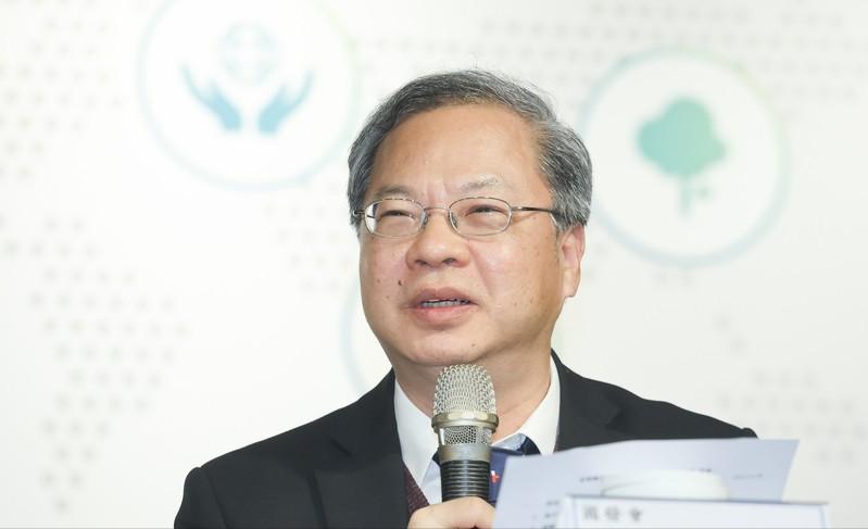 台当局这回摊上大事了。就在昨天，台当局经济事务主管部门负责人龚明鑫不得不公开