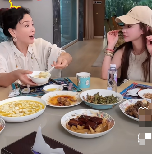 太逗了果然张兰没有蒸米饭啊！筱梅来到婆婆家里饭桌前坐下，直播间里就开始刷：蒸米