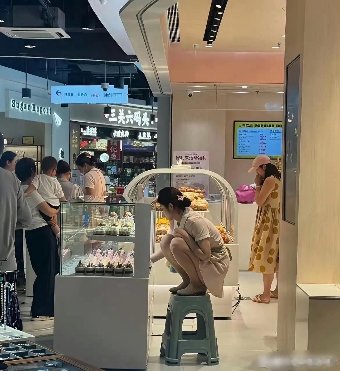 好利来为什么一定要踩在凳子上摆蛋糕