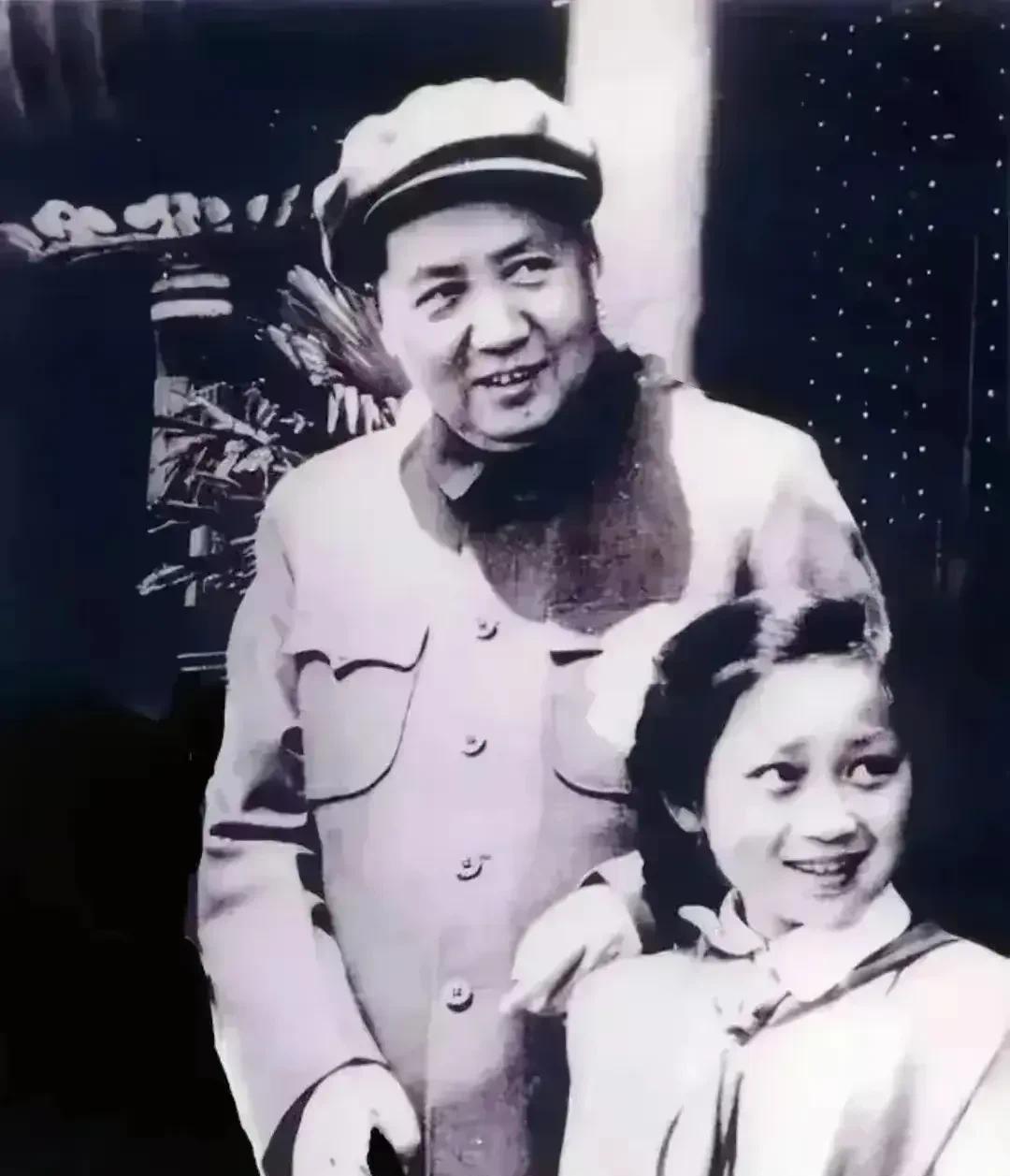 小姑娘浓眉大眼，当时的她能和主席合影留念，心中一定幸福无限。这张照片第一次看到