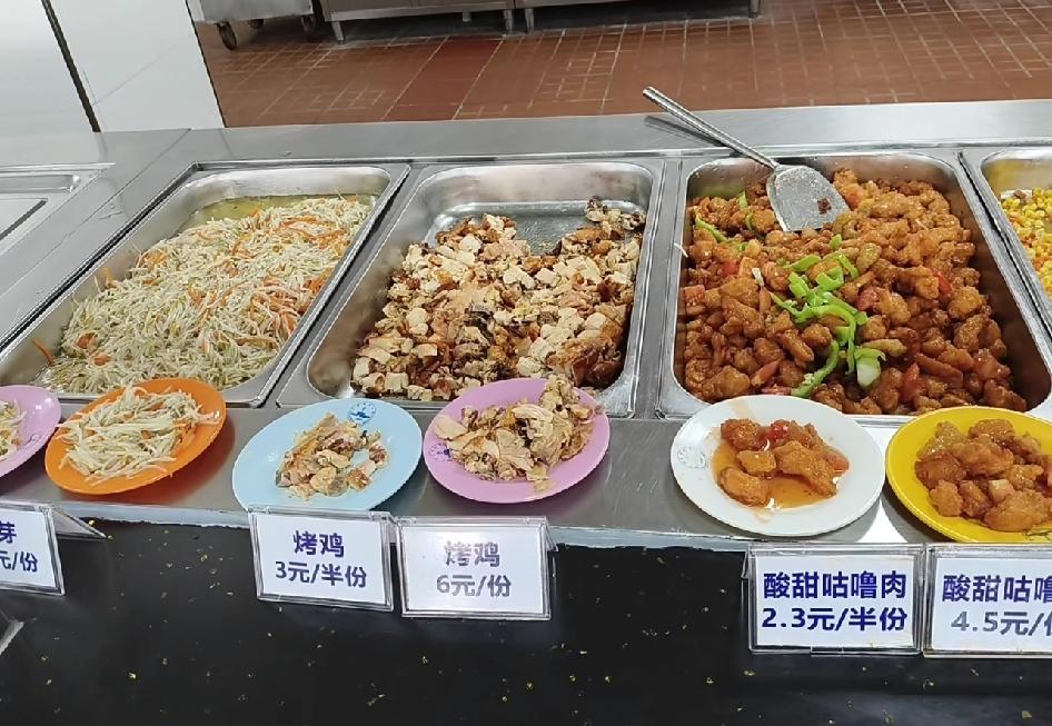 广西医科大学武鸣校区食堂这物价，是来“反向内卷”的吧？大实在了。学生党最懂食
