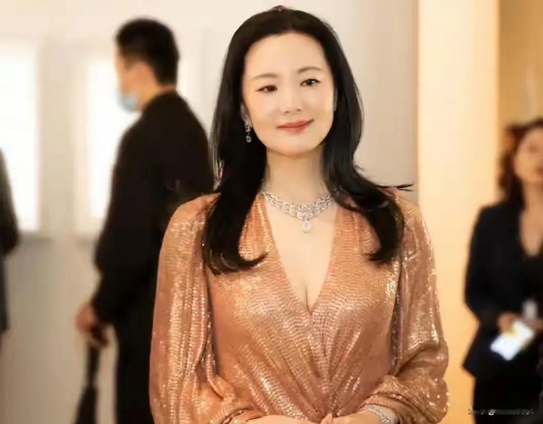 咏梅的演艺人生如一部跌宕长卷。她曾以八年青春陪伴陈道明，在《中国式离婚》片场，陈