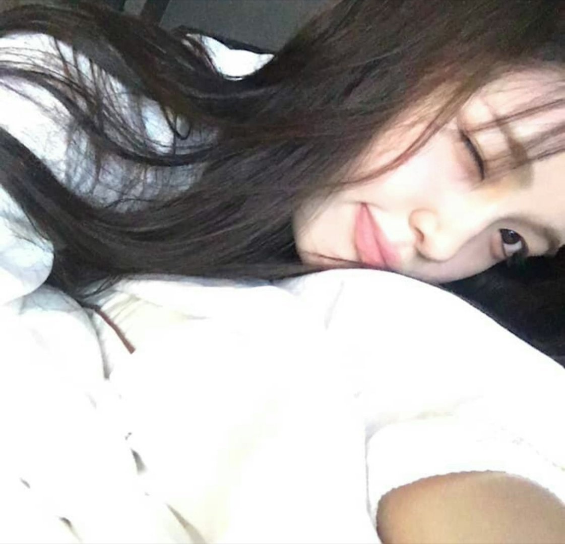 #柳河岚YUHA#女孩放下三星手机...​