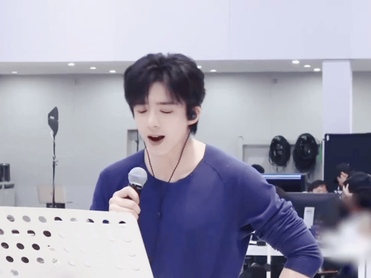 刘宇宁杭州站观演Tips全世界最贴心的老大，永远担心大家的安全，出行方便与否，怕