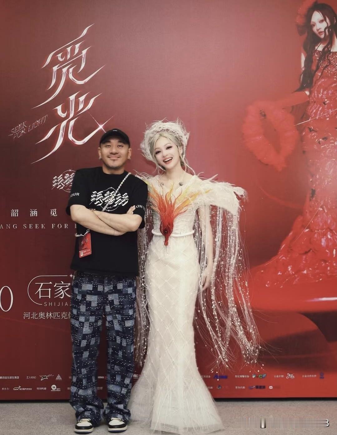 张韶涵的妆造如果排第二，估计没有人会排第一的吧。她的每一次出场都是特别亮眼，造型