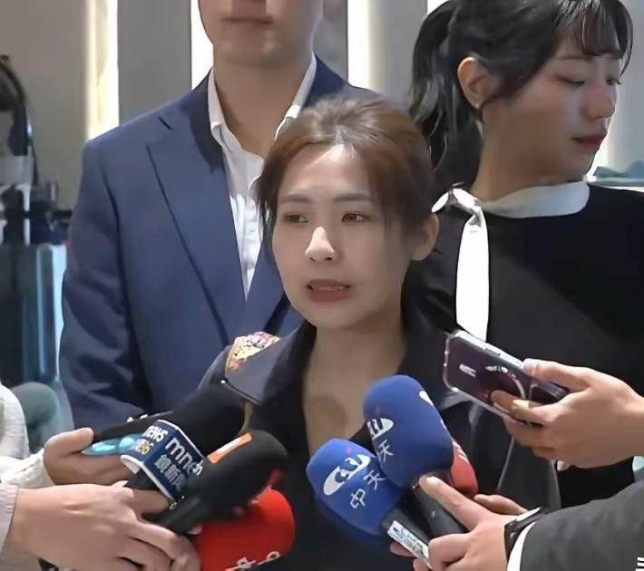 徐巧芯对郑丽文要访陆这件事说得轻描淡写，徐巧芯说：郑丽文是和陆亲美，在访问了大陆