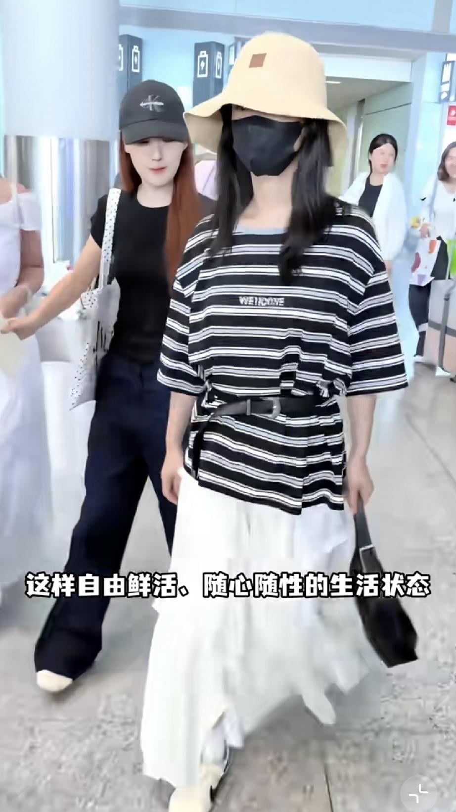 7月23日，杨紫结束世界杯之旅行程回到北京，她眼袋浮肿，看人的眼神不清澈了，像是