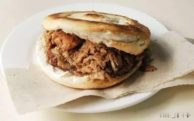 去菜市场买肉，猪肉的价格已经比鸡肉都便宜了。猪前腿肉5.5元一斤，后腿肉6元一