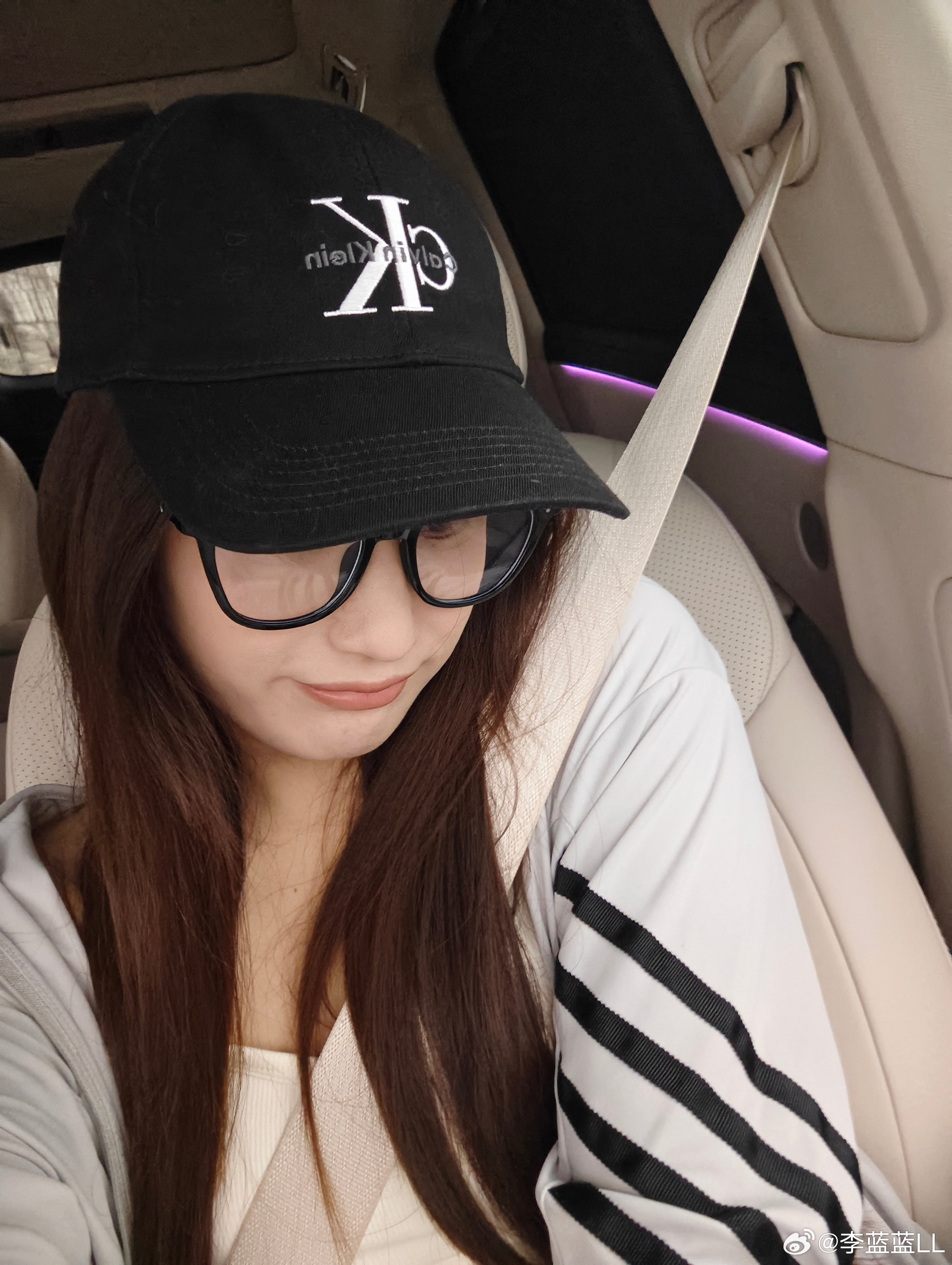 新帽子好看不？是不是很帅？