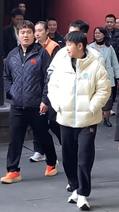 11.27日，莎莎在成都参加了活动，喝茶打球，气场十足但又可可爱爱。国乒