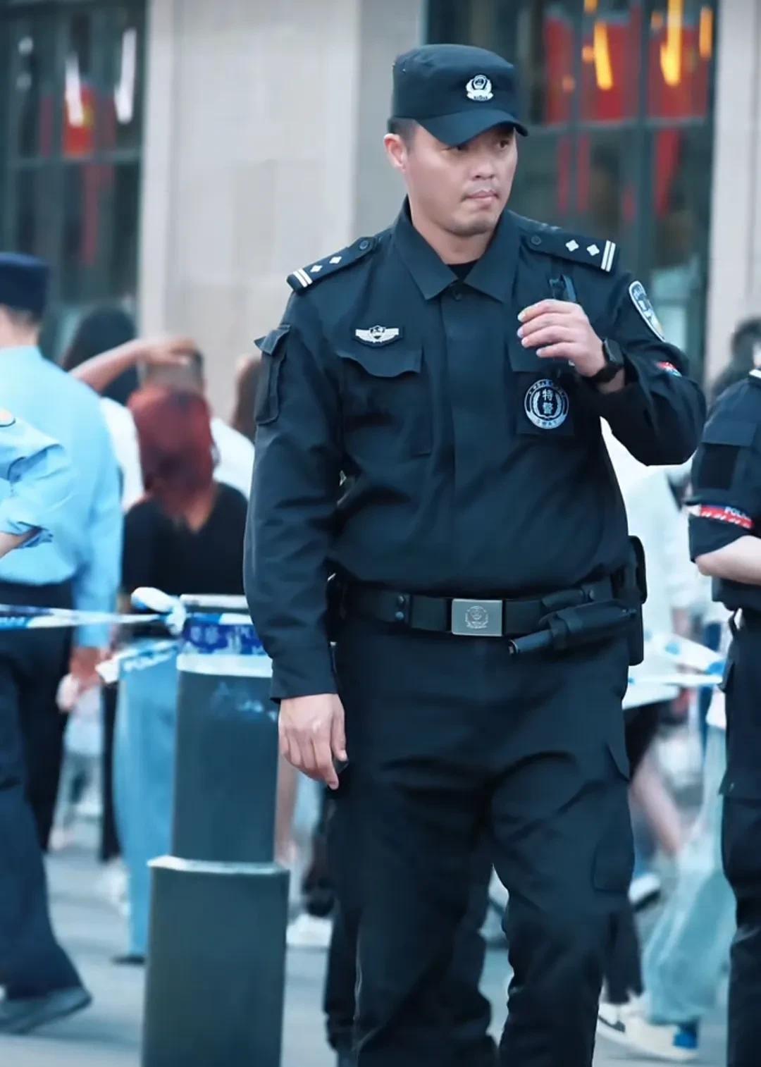 上海外滩硬汉特警因为长相酷似曾毅，这特警实力强劲，腰间只别了一根警棍，身体强壮，