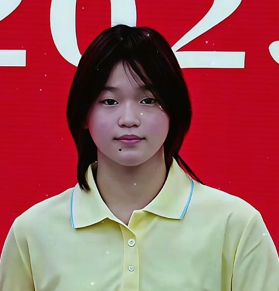 全红婵暨大报到，长发及肩气质佳，体格健壮见证女大十八变。全红婵暨南大学报到现场