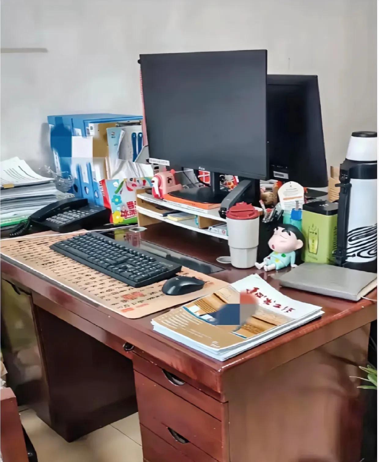 为什么体制内公务员办公桌都是猪肝色呢