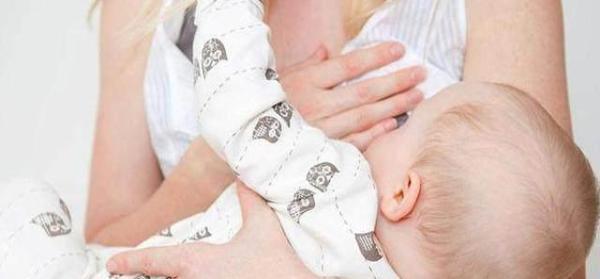 新生儿第一口应该喝白开水、奶粉还是母乳呢? 很多宝妈都做错了