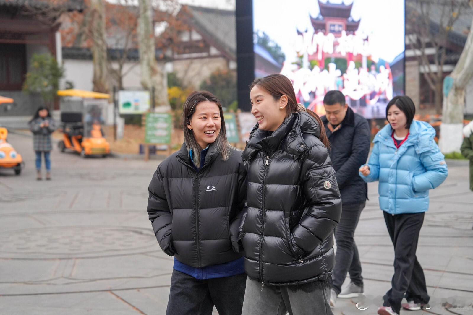 南京栖霞古镇🍠：冠军驾到，栖霞山秒变“星”光球场！陈幸同、钱天一突然空降栖霞山