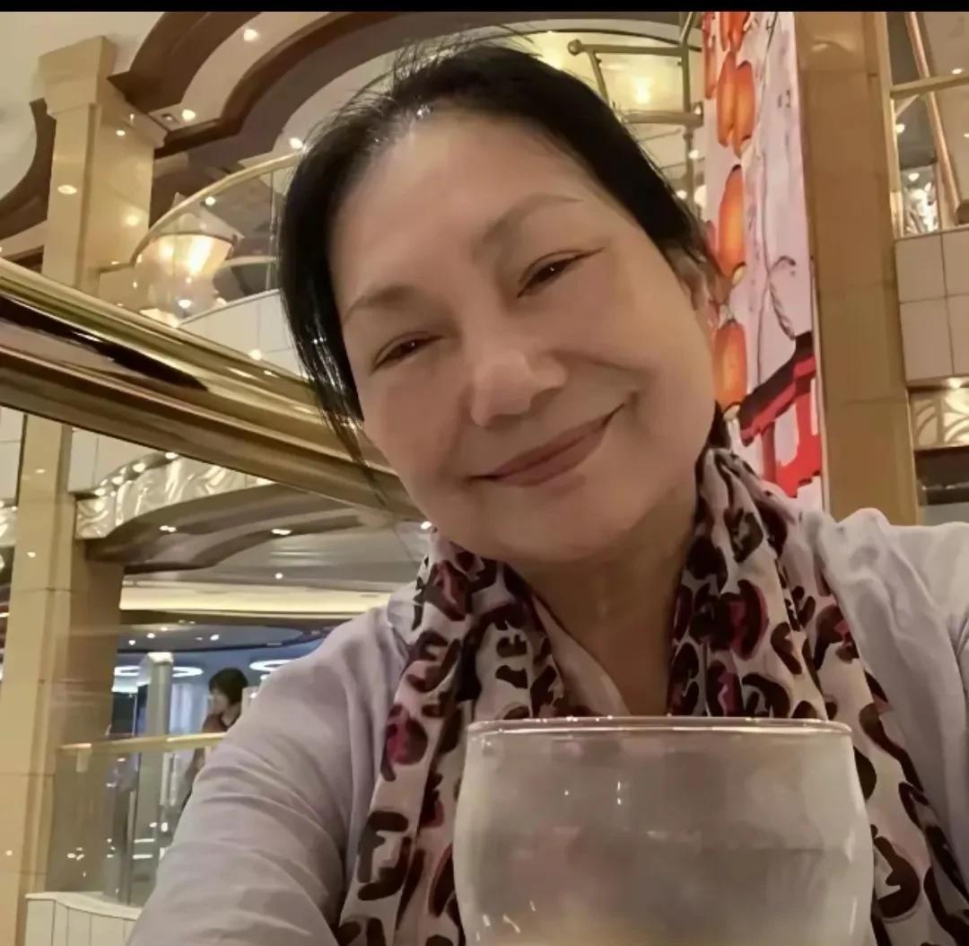 打开手机又看到一条消息。是s家族又委托邓大律师，继续打官司。邓大律师也发文:继续