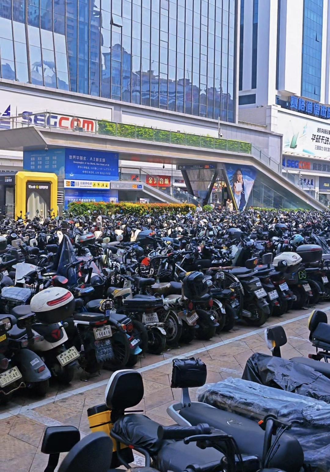 深圳治理电动摩托车真的是一个难题。深圳是一座超大城市，1997平方公里的土地上汇