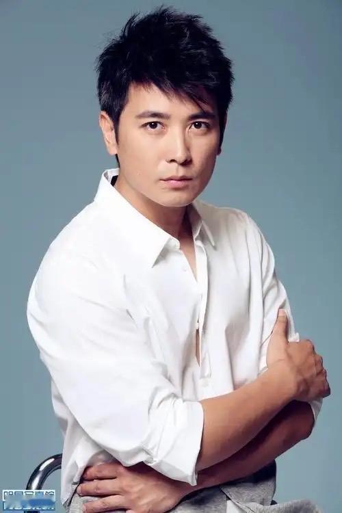 黄慧颐晒婚后和保剑锋普吉岛旅游照，再发文：从今天起，不会再退让。此前保剑锋被指婚