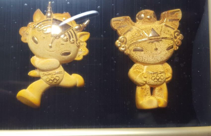 9月1日，一女子晒出08年奥运会花上万买的五个福娃千足金纪念，想拆了卖钱，结果里