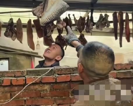 湖北随州一女子娘家和婆家的距离仅仅只有一墙之隔，她和老公是自由恋爱结婚，目前已经