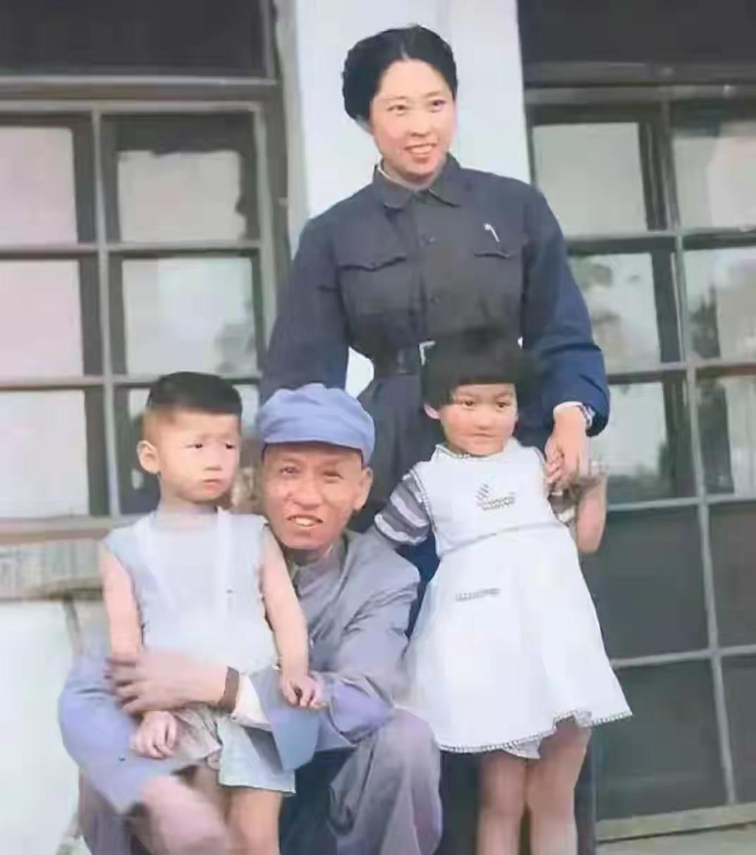 这是上世纪五十年代，刘少奇一家四口的一张珍贵合影。照片中的人物分别是刘少奇、王