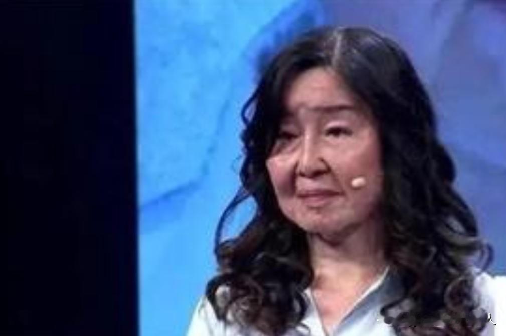 2005年，20岁的胡娟生下自己第一个孩子。她的脸，忽然开始一天比一天衰老。没过