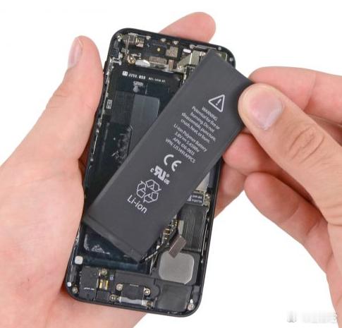 ❗️十个月后，所有在欧盟销售的手机都必须配备普通用户可以轻松更换的电池。