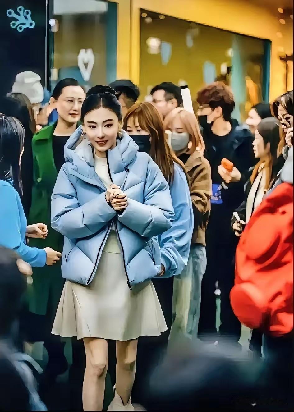 大火捐款本是一片暖心，却因比较变了味。张柏芝捐100万港币是单亲妈妈的善意，谢霆