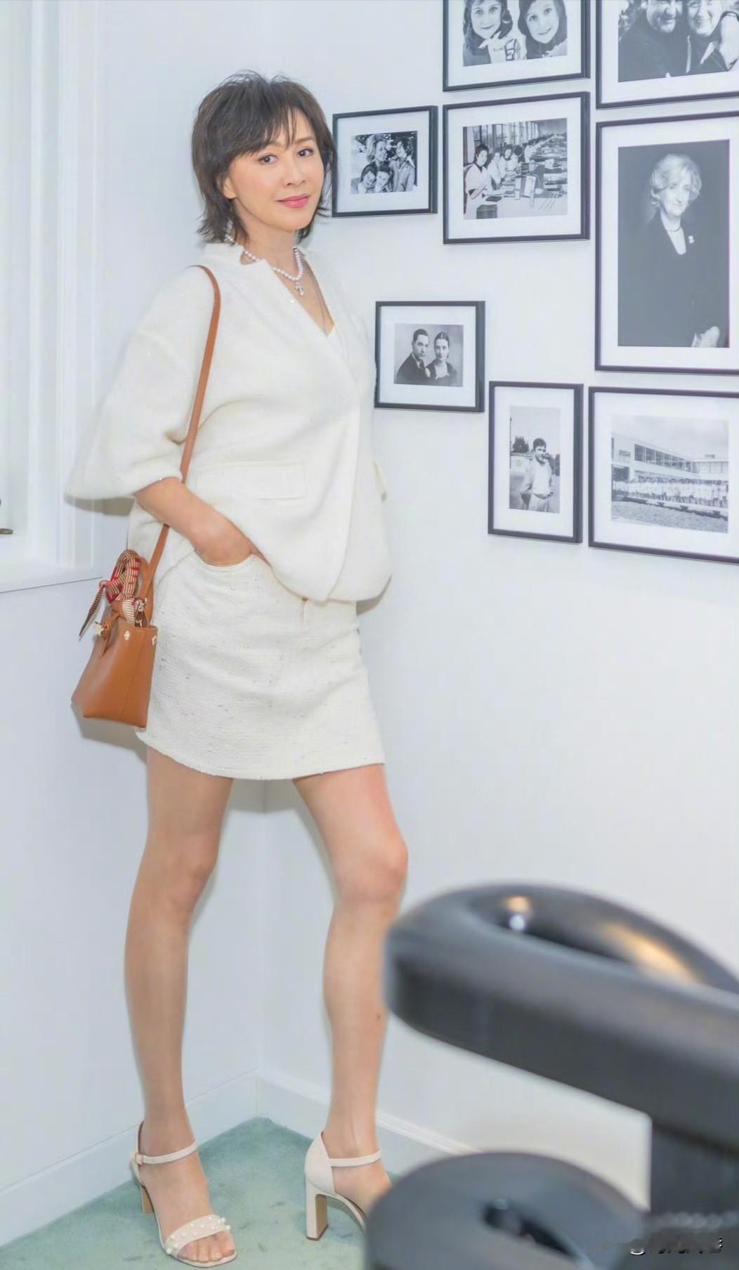 港星女神刘嘉玲，就算年过60依然如此时尚靓丽。活力满满！刘嘉玲身材