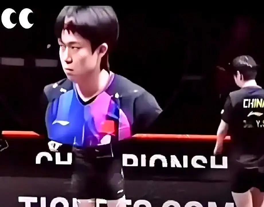 他在奥运前最后一次封闭训练里，吼了孙颖莎。不是因为失误。是因为他冲过去搂住