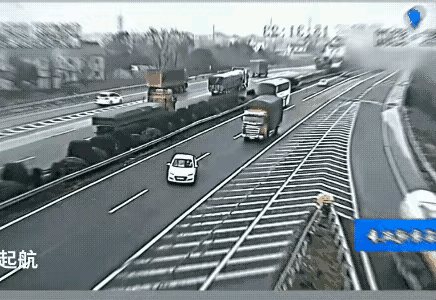 这女司机太不地道了，高速上随意停车，把一个大货车逼翻车，把另一个大货车逼残废，轻