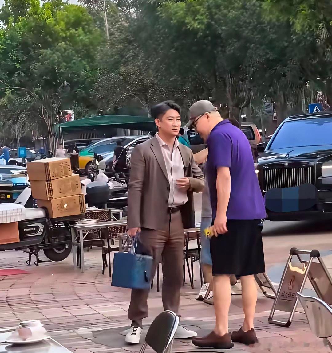 网友偶遇曹云金开着库里南，带着英达现身北京王四营的餐饮门店。当天曹云金身穿棕色西