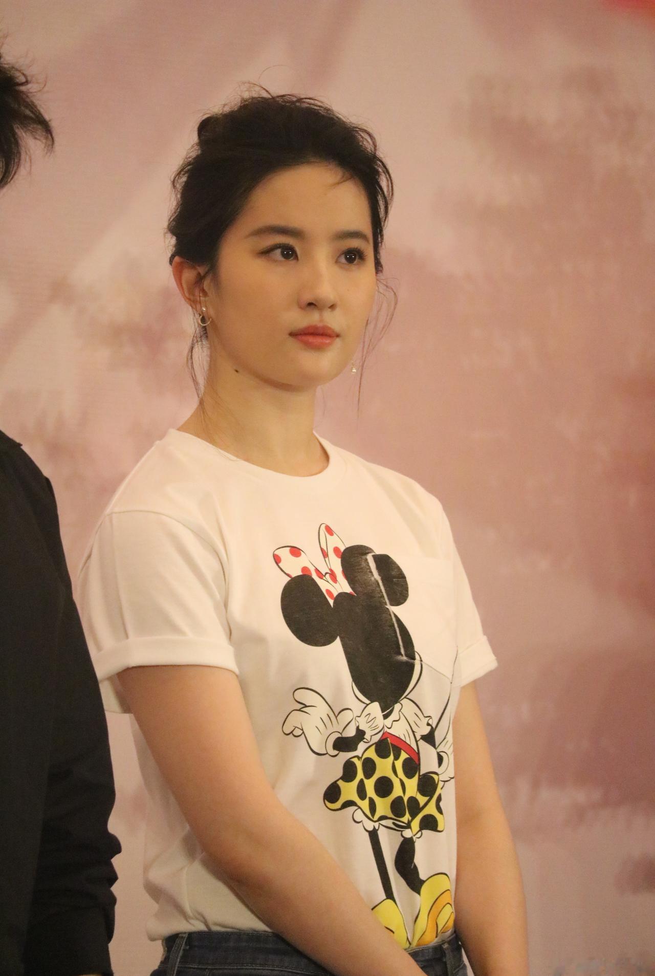 刘亦菲紧身牛仔裤短袖生图[428P+3.5G]刘亦菲​​​