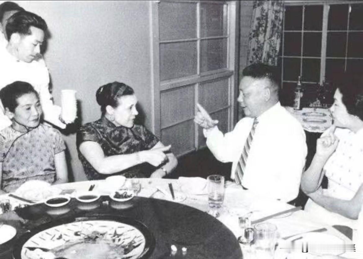 20世纪50年代，蒋经国与夫人蒋方良在朋友聚会中划拳行令、豪饮伏特加的瞬间。照片