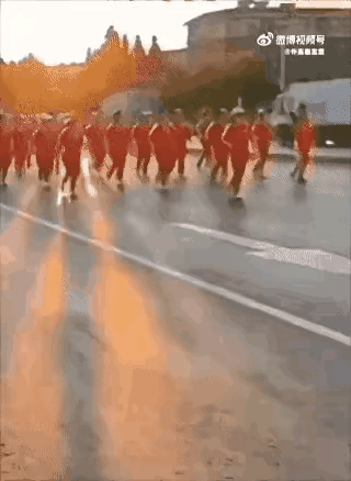 惊呆所有人：看一遍笑一遍，太解气了。暴走团太嚣张，四个车道都被他们占用了，车辆只